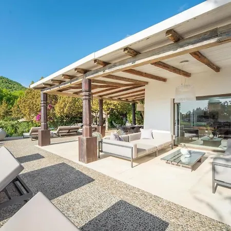 Beautiful Recently Renovated Apartment *